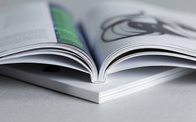 Broschüre mit Klebebindung, verklebter Buchrücken mit Umschlag