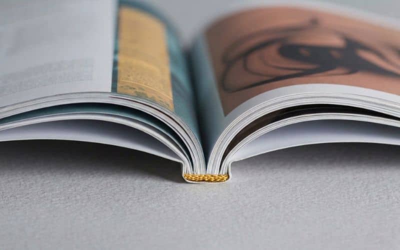 Buch mit Fadenheftung, vernähte und verknotete Lagen
