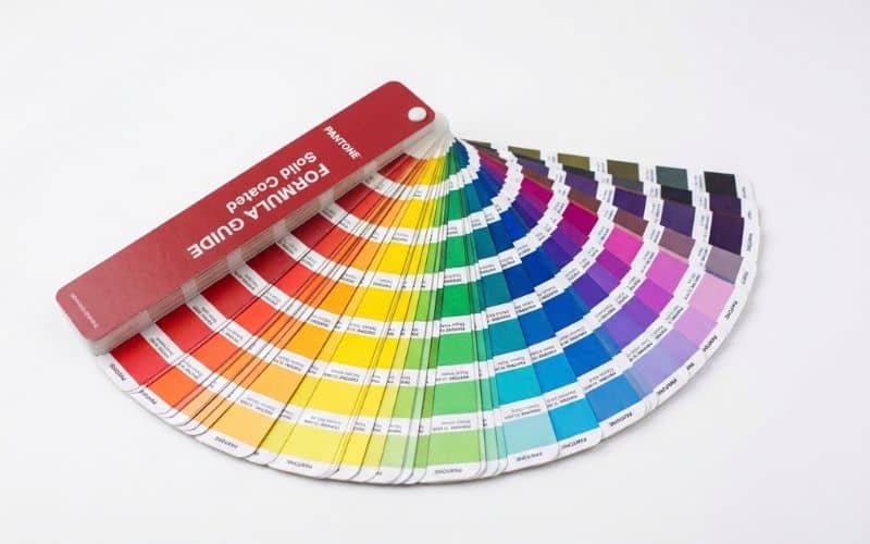 Pantone-Farbfächer mit einzelnen nummerierten Farbmustern zur exakten Farbauswahl