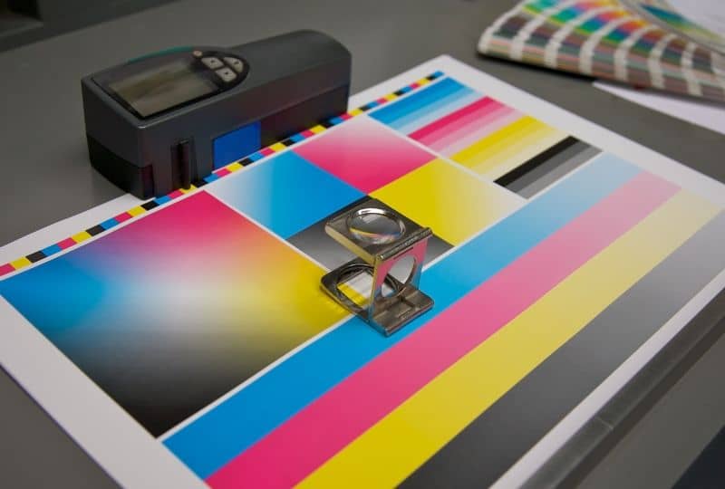 Foto des Ugra/Fogra-Medienkeils CMYK: ein gedruckter Farbkontrollstreifen mit zahlreichen einzelnen Farbfeldern zur messtechnischen Prüfung eines farbverbindlichen Proofs
