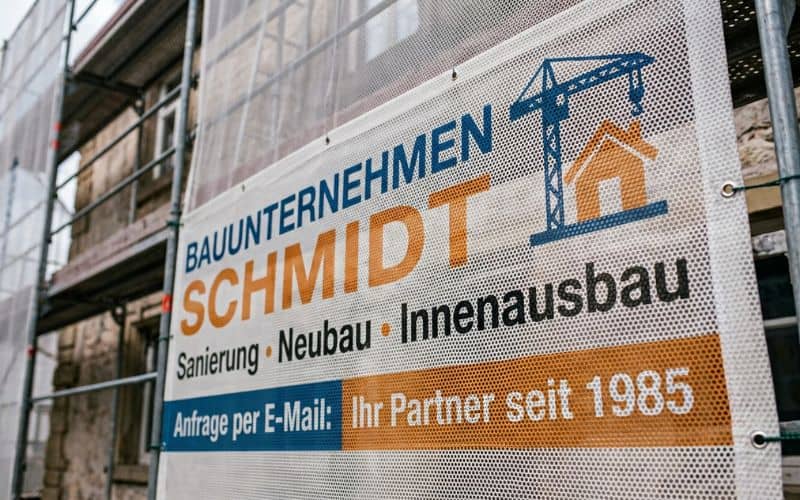 Durchlöchertes Mesh-Gewebe als winddurchlässiges Werbebanner