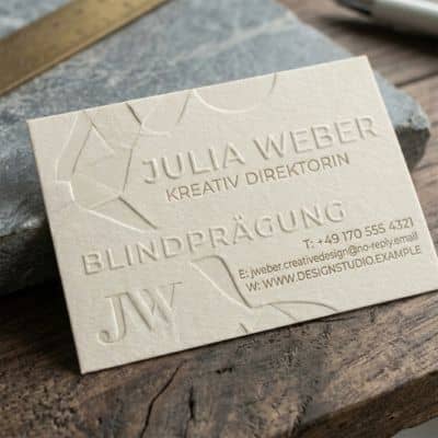 Visitenkarte mit ungefärbter, erhabener Blindprägung eines Monogramms